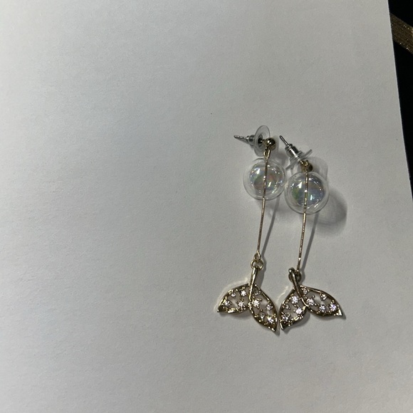 Lilly Fair Mermaid tail & Bubble Rhinestone pierced earrings. - Picture 4 of 4